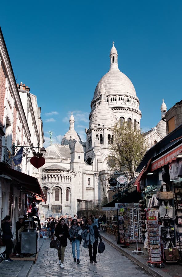 Monmartre wzgórze Ludzie chodzi w dół ulicę od Sacre Coer zdjęcia royalty free Monmartre wzgórze Ludzie chodzi w dół ulicę od Sacre Coer zdjęcia royalty free