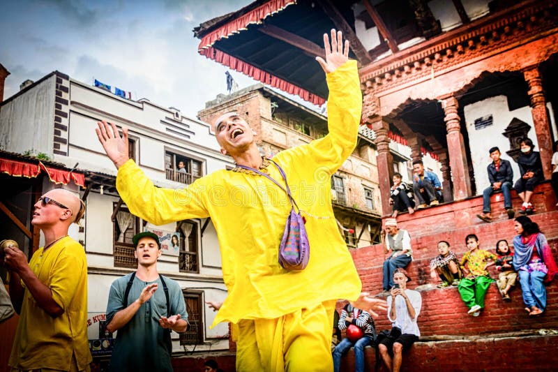 Monnik Man die op Durbar-Vierkant in Katmandu, Nepal dansen stock foto's Monnik Man die op Durbar-Vierkant in Katmandu, Nepal dansen stock foto's