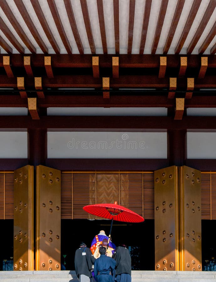 Monnik met rode paraplu bij Narita San Shinsho ji tempel hoofdzaal stock afbeeldingen Monnik met rode paraplu bij Narita San Shinsho ji tempel hoofdzaal stock afbeeldingen