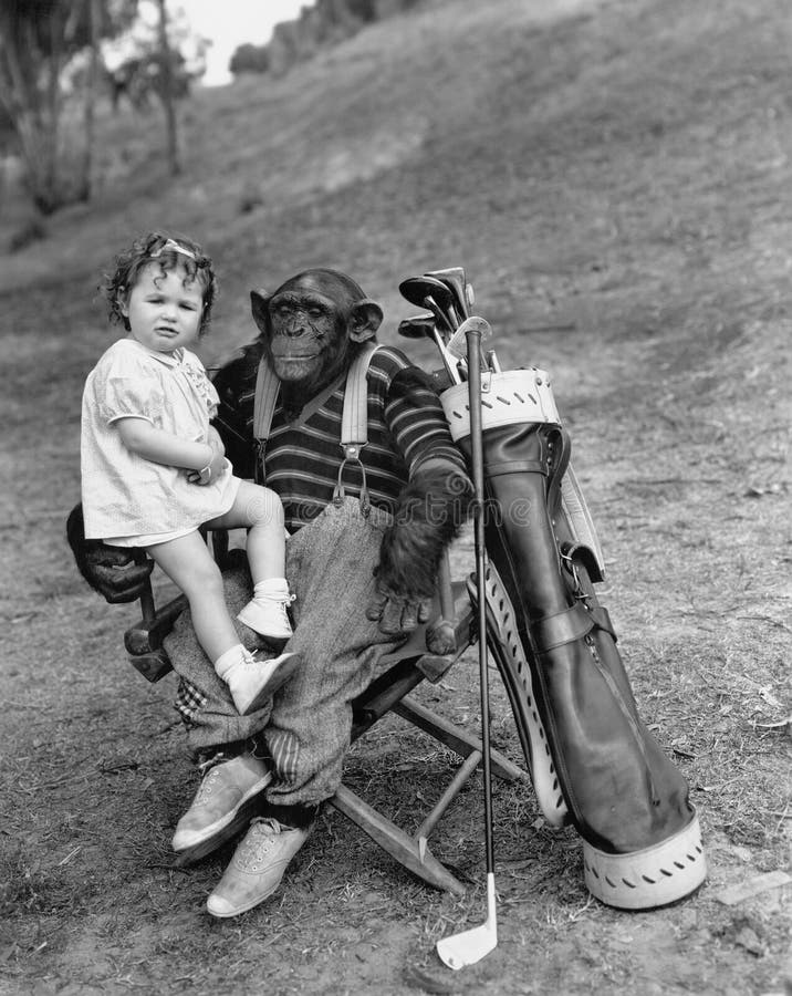 Mono con los clubs de golf y la niña pequeña
