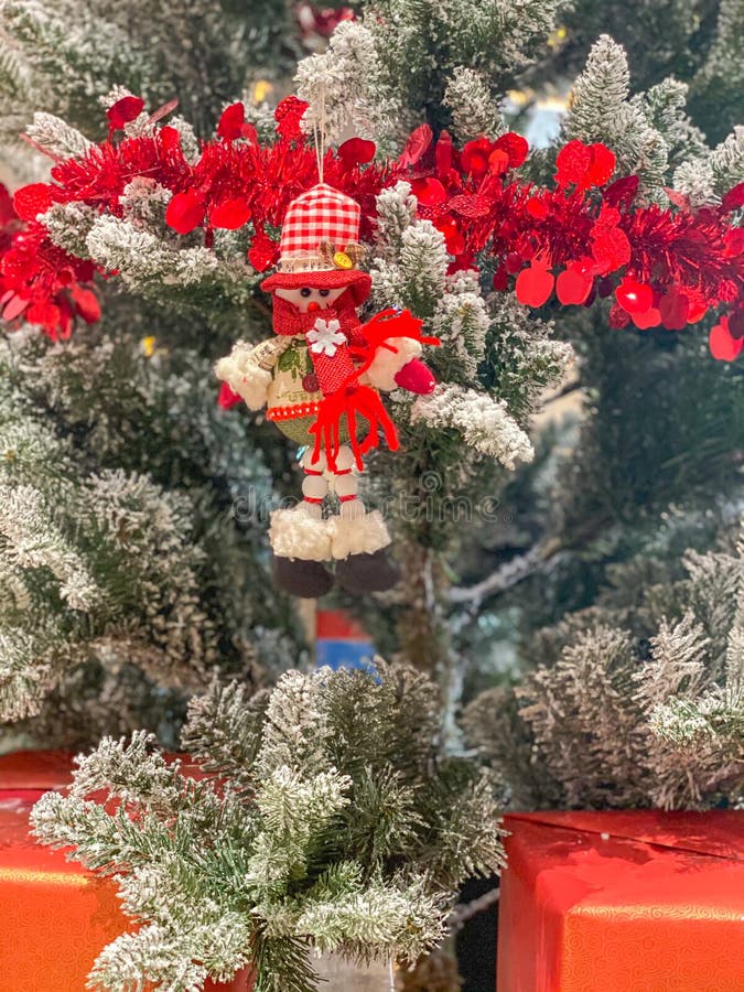 De Nieve Rojo Del Bebé El árbol De Navidad Hermoso Imagen de archivo - Imagen de colgante, snowman: 204253627