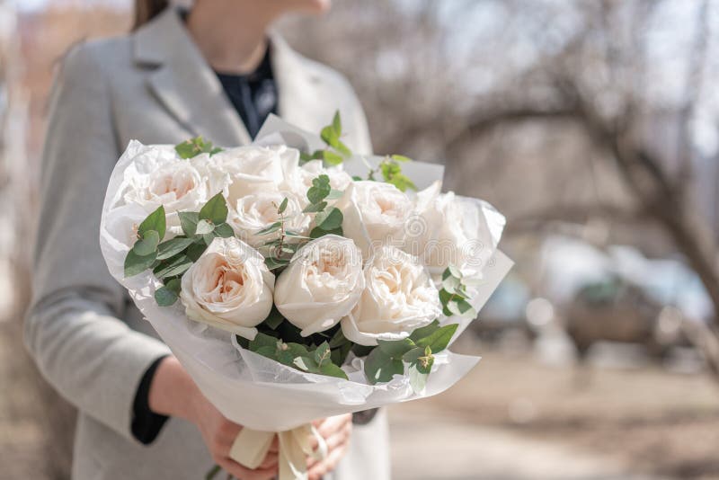 Mono ramo de rosas del jardín E el trabajo del florista en una flor imagen de archivo libre de regalías Mono ramo de rosas del jardín E el trabajo del florista en una flor imagen de archivo libre de regalías