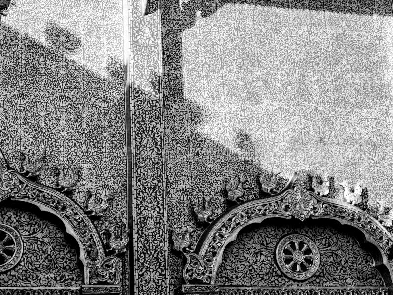 Monochromatyczna ściana świątynia : Wzory zawiłe i stworzenia mityczne zdjęcia royalty free