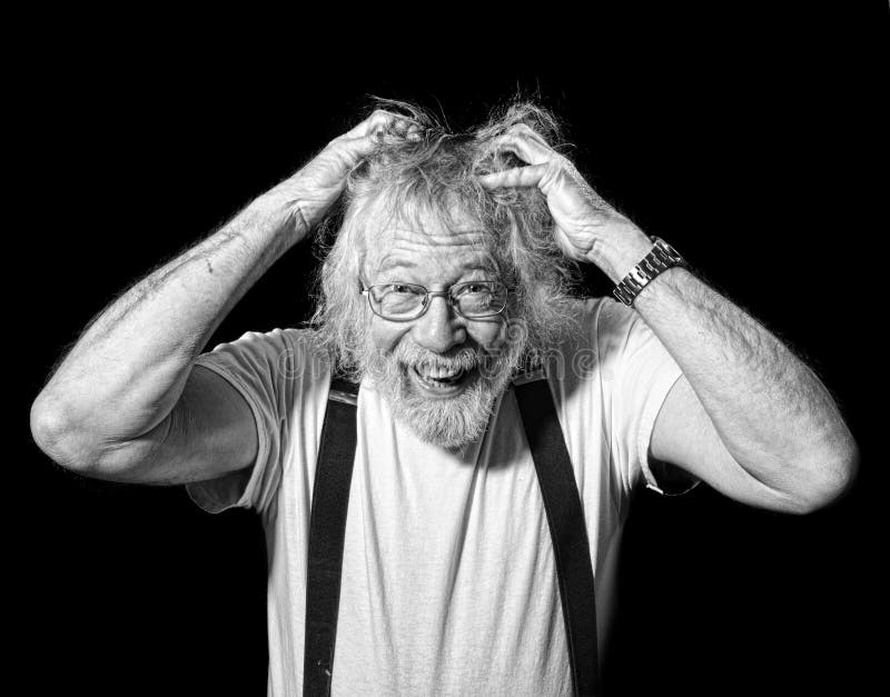 Злой старик. Выразительное мужское лицо. Старик с бородой. Старик грубо. Выразительное лицо старика.