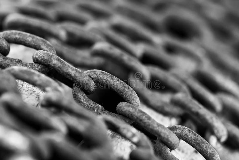 Monochrome Kettenglieder in Reihen Nahaufnahme des Makros stockfoto