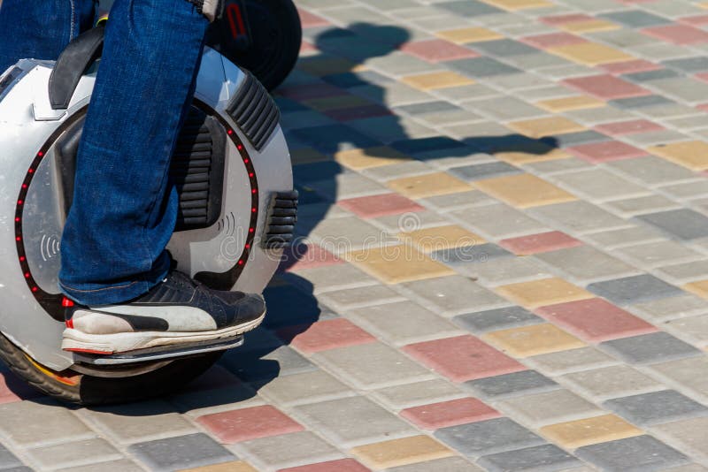 Monocycle électrique Tours d'homme sur de roue le parc mono dedans images stock Monocycle électrique Tours d'homme sur de roue le parc mono dedans images stock