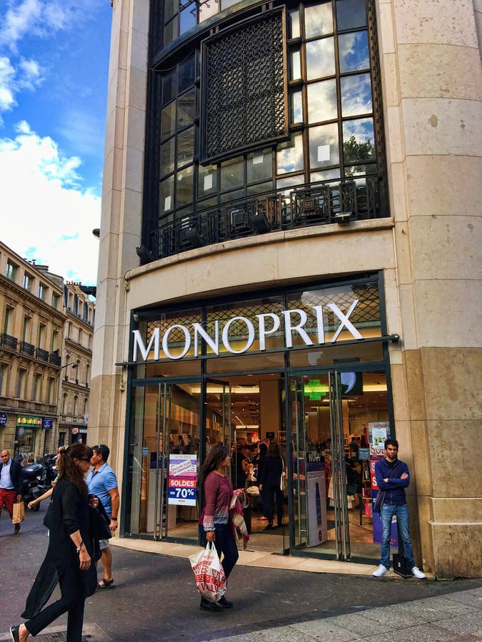 Monoprix Oddziałowy sklep fotografia royalty free Monoprix Oddziałowy sklep fotografia royalty free