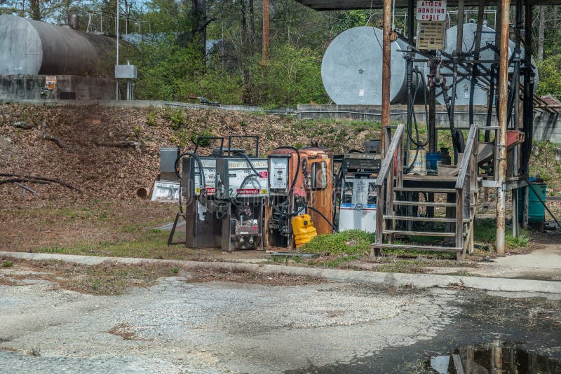 Monroe, Georgia/USA-3/23/17 rejeita as bombas de gás foto de stock Monroe, Georgia/USA-3/23/17 rejeita as bombas de gás foto de stock