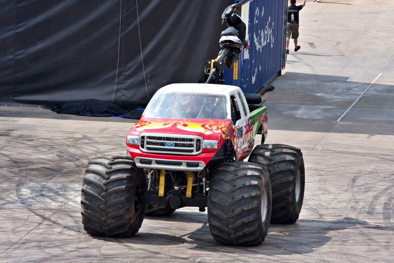 heks Bugt hjerne Monster truck editorial image. Image of tires, motorsport - 20182315