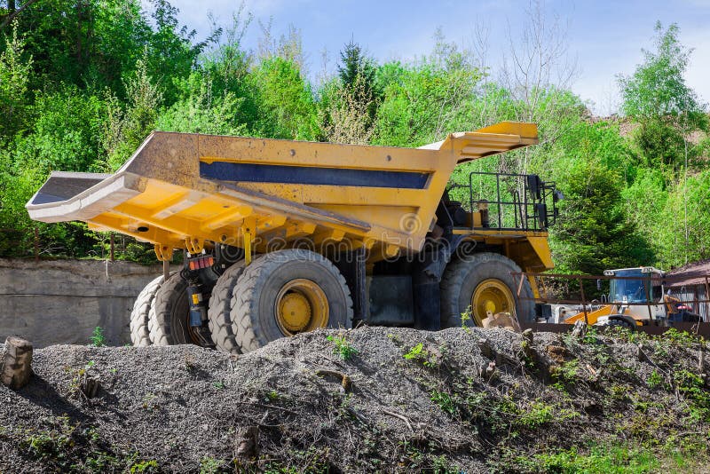 Monster truck em uma mineração imagem de stock Monster truck em uma mineração imagem de stock