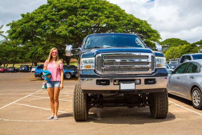 Monster truck enorme de Ford con respecto a una señora joven fotografía de archivo libre de regalías Monster truck enorme de Ford con respecto a una señora joven fotografía de archivo libre de regalías