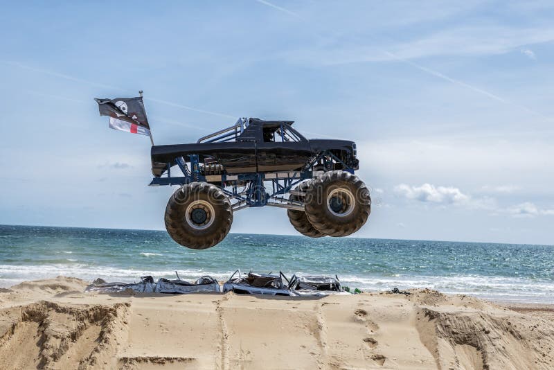 Monstertruck-Sprung stockfotografie Monstertruck-Sprung stockfotografie