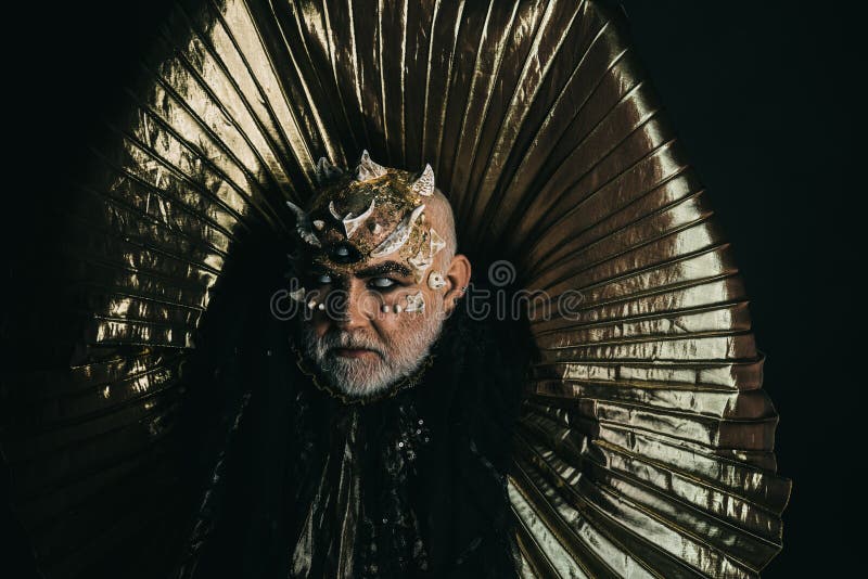 Monstre avec les épines et les verrues pointues, concept d'imagination et d'horreur Homme avec la peau de dragon et le visage bar photo stock Monstre avec les épines et les verrues pointues, concept d'imagination et d'horreur Homme avec la peau de dragon et le visage bar photo stock