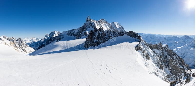 Mont Blanc, France : panorama d'hiver sur le glacier et Valle B de Geant