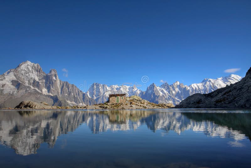 Väčšina Mont Blanc Masívu odráža na stále vodách Jazera Blanc (Lac Blanc) v Masíve Aiguilles Karafiáty nad Chamonix vo Francúzsku.