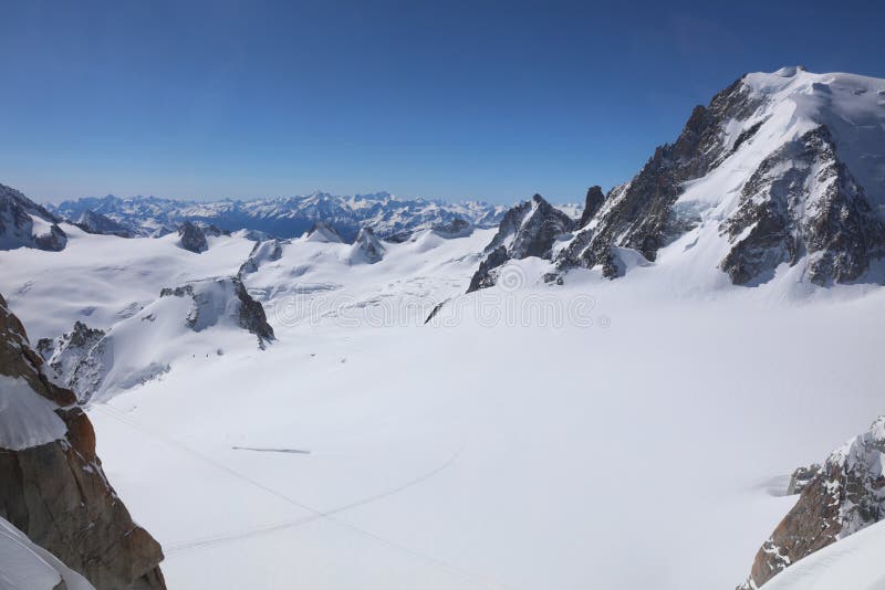 Mont Blanc Massif von Aiguille du Midi lizenzfreies stockbild Mont Blanc Massif von Aiguille du Midi lizenzfreies stockbild