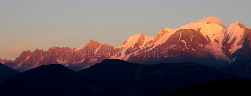 Mont Blanc massiv på solnedgången arkivbild Mont Blanc massiv på solnedgången arkivbild