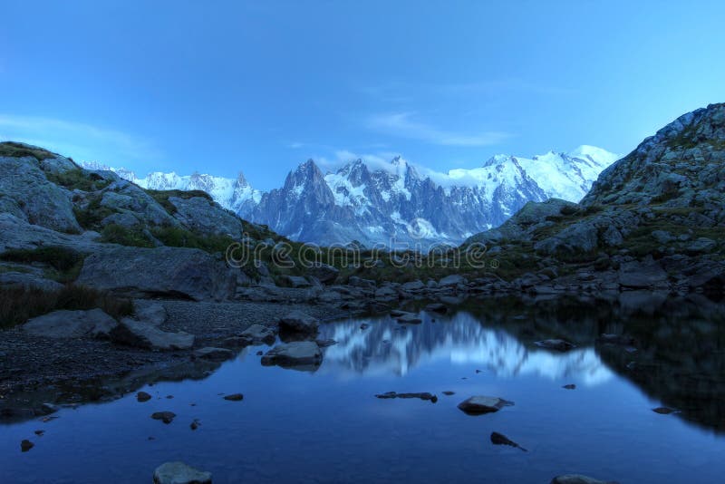 Mont Blanc sob o luar, alpes imagens de stock royalty free Mont Blanc sob o luar, alpes imagens de stock royalty free