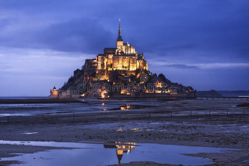 Mont Saint Michel dans les Frances au crépuscule photo stock Mont Saint Michel dans les Frances au crépuscule photo stock