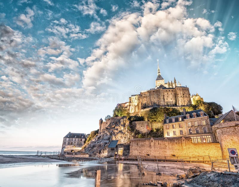 Mont saint michel przy półmrokiem, Francja obraz royalty free Mont saint michel przy półmrokiem, Francja obraz royalty free