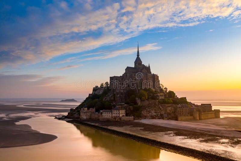 Mont Saint-Michel sikt i solnedg?ngljuset france normandy royaltyfria bilder Mont Saint-Michel sikt i solnedg?ngljuset france normandy royaltyfria bilder