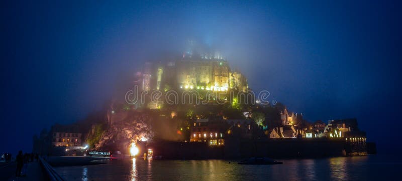 Mont Saint Michel in una notte nebbiosa, Normandia, Francia immagine stock libera da diritti Mont Saint Michel in una notte nebbiosa, Normandia, Francia immagine stock libera da diritti