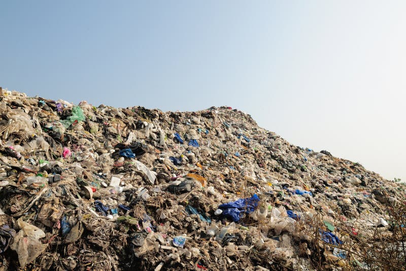 Montaña De La Basura Grande Foto de archivo - Imagen de niveladora ...