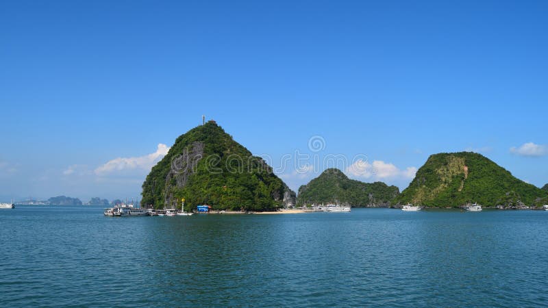 Monta?as largas de Halong de las islas de la bah?a de la ha en el mar del sur de China, Vietnam Sitio Asia del patrimonio mundial imagenes de archivo Monta?as largas de Halong de las islas de la bah?a de la ha en el mar del sur de China, Vietnam Sitio Asia del patrimonio mundial imagenes de archivo