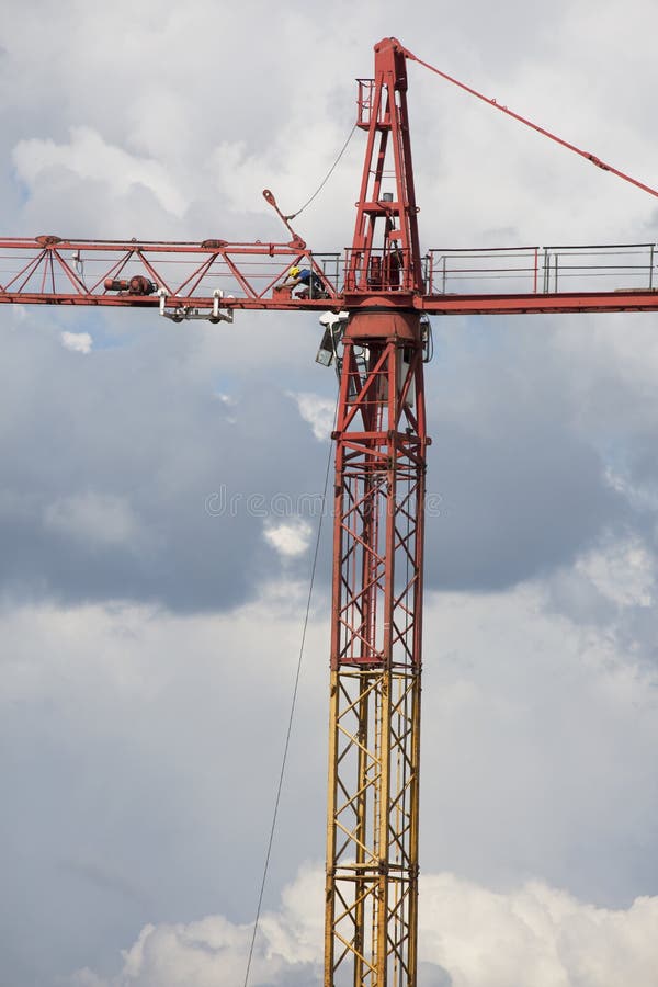 Montaggio della gru su fondo nuvoloso drammatico Situazione pericolosa di altezza immagini stock Montaggio della gru su fondo nuvoloso drammatico Situazione pericolosa di altezza immagini stock