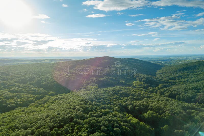 Montagna aerea di Forest Beautiful dell'europeo di paesaggio della foresta fotografie stock Montagna aerea di Forest Beautiful dell'europeo di paesaggio della foresta fotografie stock