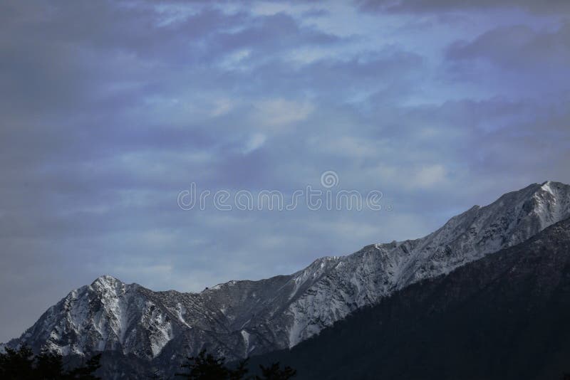Montagna con la neve fotografie stock libere da diritti Montagna con la neve fotografie stock libere da diritti