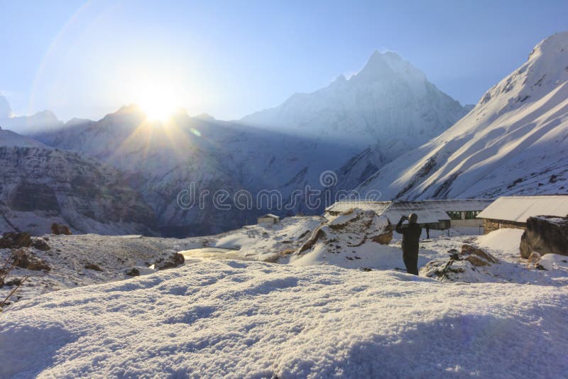Montagna dell'Himalaya e della neve Machapuchare con alba, campo base di Annapurna, Nepal immagini stock libere da diritti Montagna dell'Himalaya e della neve Machapuchare con alba, campo base di Annapurna, Nepal immagini stock libere da diritti