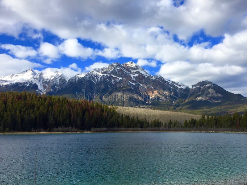 Montagna della piramide & di Patricia Lake, Jasper National Park, Alberta, Canada immagini stock Montagna della piramide & di Patricia Lake, Jasper National Park, Alberta, Canada immagini stock