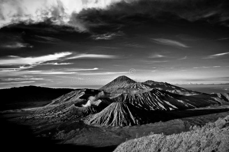 Montagna di Bromo sotto il cielo nuvoloso fotografia stock Montagna di Bromo sotto il cielo nuvoloso fotografia stock