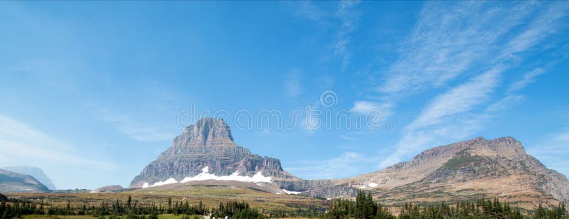 MONTAGNA DI CLEMENTS SUL PASSAGGIO DI LOGAN NELL'AMBITO DEI CIRRI DURANTE I 2017 FUOCHI DI CADUTA IN GLACIER NATIONAL PARK NEL MO fotografie stock MONTAGNA DI CLEMENTS SUL PASSAGGIO DI LOGAN NELL'AMBITO DEI CIRRI DURANTE I 2017 FUOCHI DI CADUTA IN GLACIER NATIONAL PARK NEL MO fotografie stock