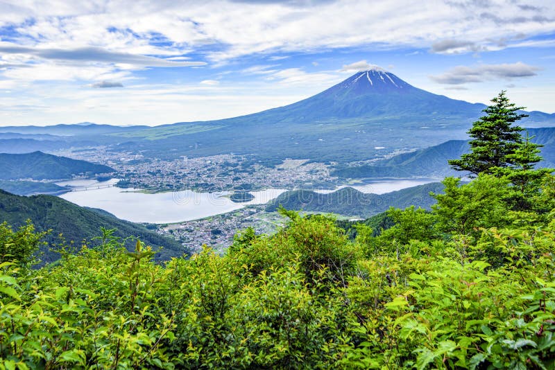 Montagna di Fuji e città di Fujikawaguchiko presa dalla montagna di estate, lago Kawaguchiko, Giappone di Shingotoge fotografia stock libera da diritti Montagna di Fuji e città di Fujikawaguchiko presa dalla montagna di estate, lago Kawaguchiko, Giappone di Shingotoge fotografia stock libera da diritti