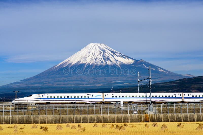 Montagna di Fuji e treno di pallottola di Shinkansen immagini stock libere da diritti Montagna di Fuji e treno di pallottola di Shinkansen immagini stock libere da diritti