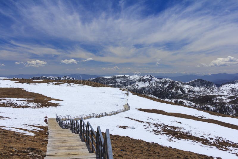 Montagna E Cielo Blu Della Neve Alla Valle Della Luna Blu Shangri La Yunn Fotografia Stock Immagine Di Paesaggio Turista