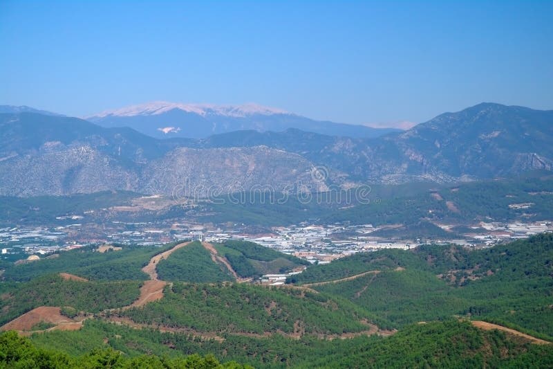 Montagna e città. Le montagne del Taurus si avvicinano alla città Kumluca, Turchia