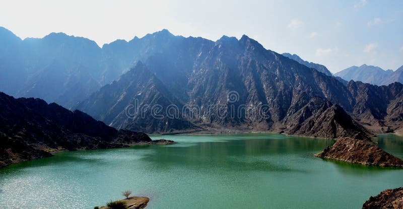 Montagna e diga di Hatta nei UAE immagini stock Montagna e diga di Hatta nei UAE immagini stock