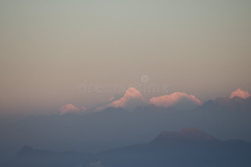 Montagna innevata dell'Himalaya di vista panoramica di alba immagini stock Montagna innevata dell'Himalaya di vista panoramica di alba immagini stock
