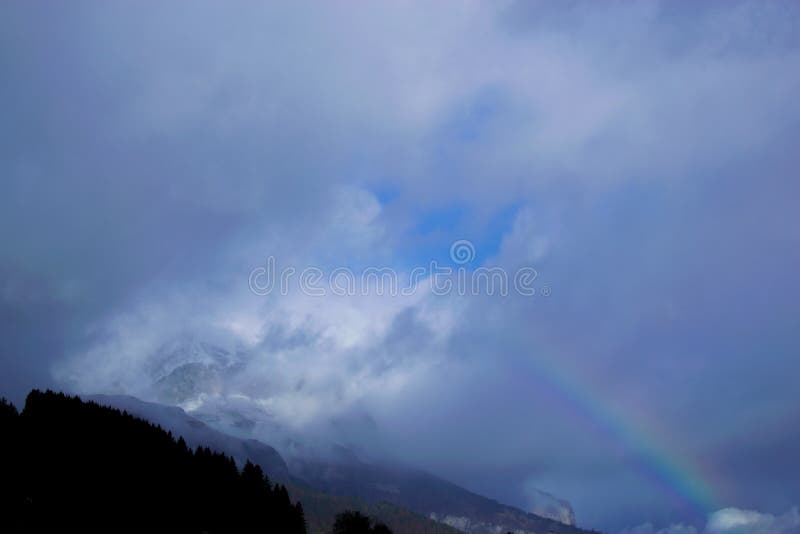 Download Montagna, Nuvole, Arcobaleno Fotografia Stock - Immagine di tranquil, cielo: 117978426