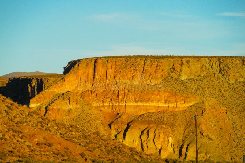 Montagna piana del deserto al tramonto fotografia stock libera da diritti Montagna piana del deserto al tramonto fotografia stock libera da diritti