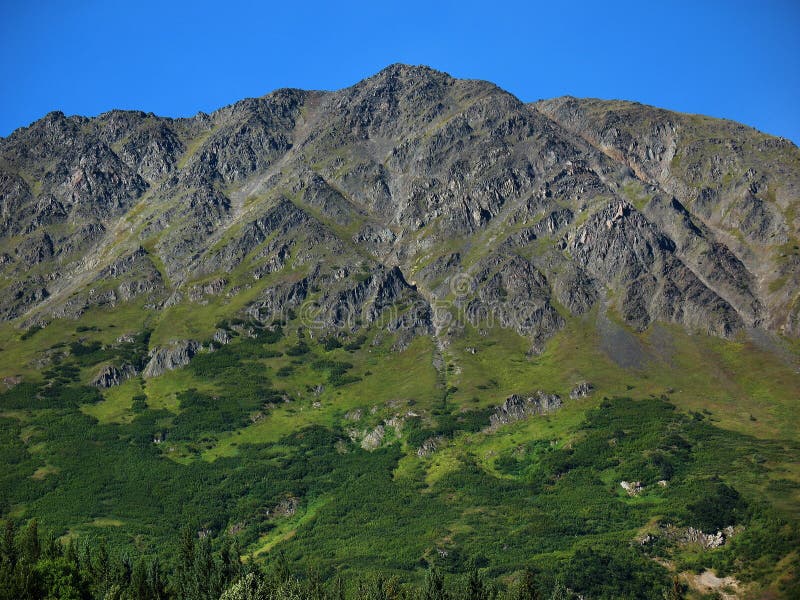 Montagna robusta ripida sulla penisola di Kenai