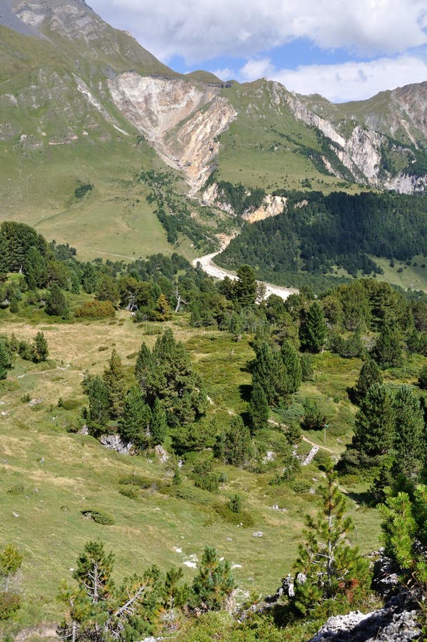 Montagna vicino a Aquacalda, Svizzera fotografie stock libere da diritti Montagna vicino a Aquacalda, Svizzera fotografie stock libere da diritti