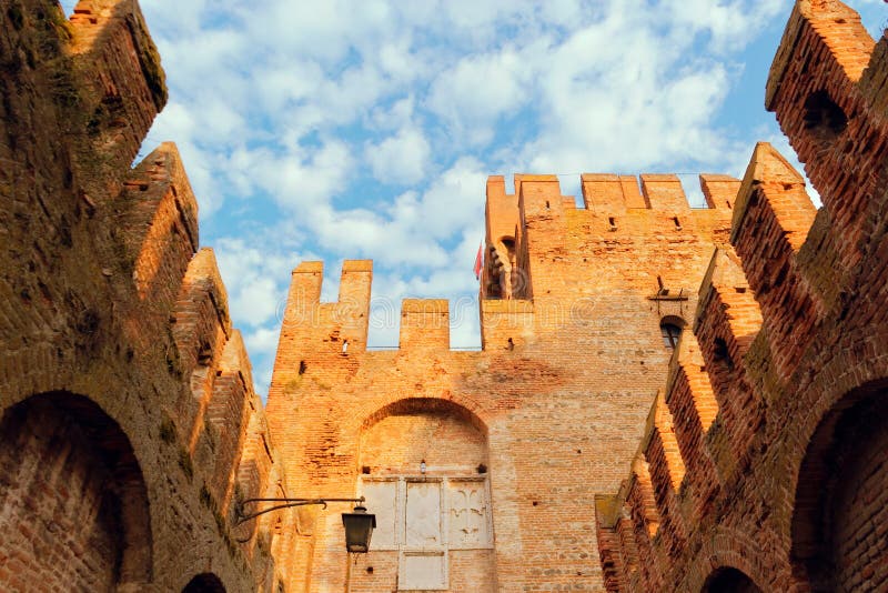 Montagnana, Italië 6 Augustus, 2018: Stadsvesting Hoge muren van rode baksteen stock foto's Montagnana, Italië 6 Augustus, 2018: Stadsvesting Hoge muren van rode baksteen stock foto's