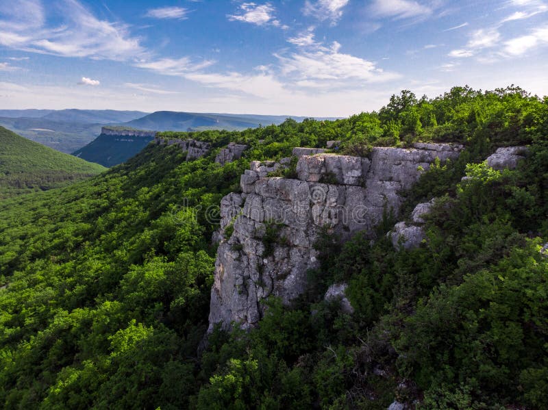Montagne au beau milieu des arbres verts La Crimée en été photo libre de droits Montagne au beau milieu des arbres verts La Crimée en été photo libre de droits