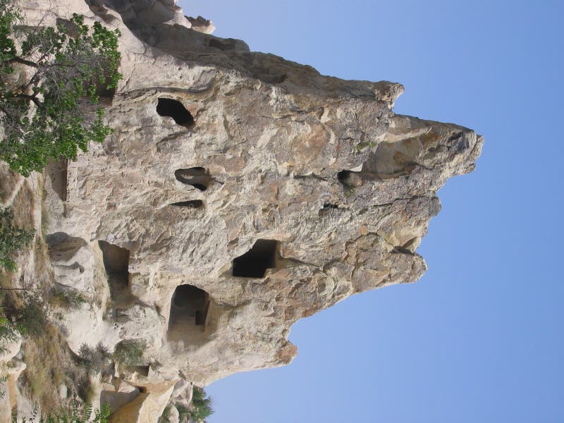 Montagne avec des cavernes photo stock