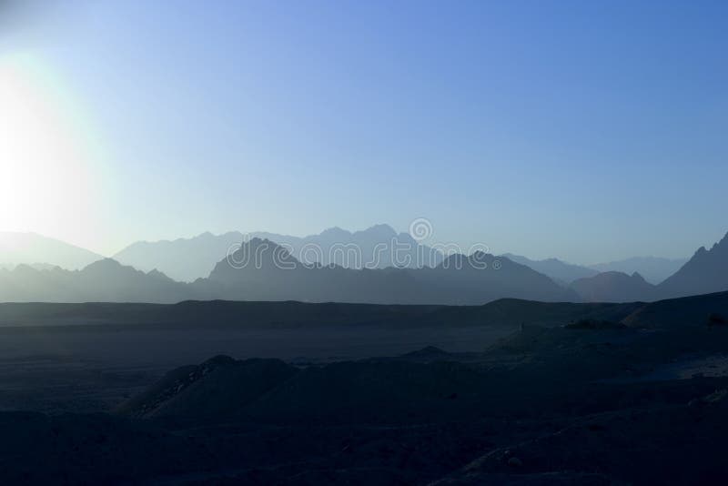 Montagne bleue de Sinai de coucher du soleil image libre de droits Montagne bleue de Sinai de coucher du soleil image libre de droits