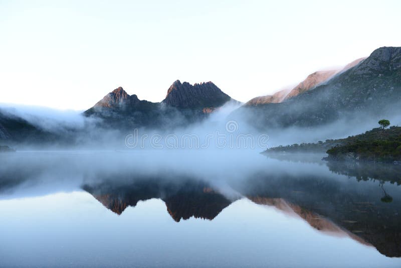 Montagne de berceau pendant le matin au lac dove
